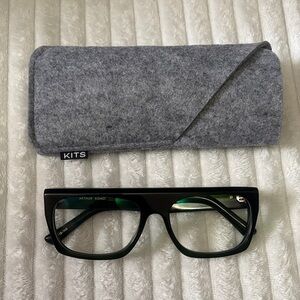 Green prescription glasses (Arthur)